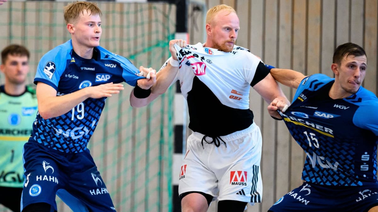 Linus Schmid (li.) und Simone Mengon nehmen HCE-Kreisläufer Sebastian Firnhaber beim Turnier in Altensteig in die Zange&nbsp;– im Pokal kommt es in der Scharrena zu einer Neuauflage.IMAGO/wolf-sportfoto