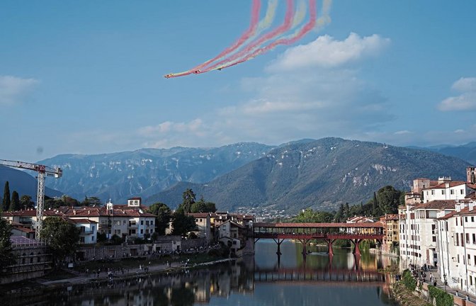 Historische Flugzeuge malen die Stadtfarben Bassanos (Rot und Gelb) an den Himmel über der Ponte.  Fotos: Recken