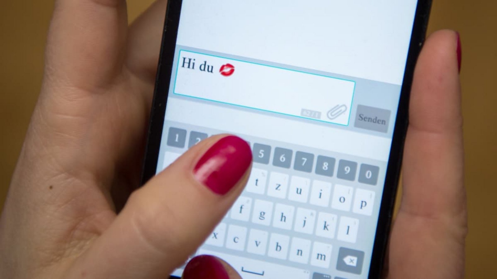 Für Kinder und Jugendliche ist das Smartphone ein ständiger Begleiter. Wie können sie vor den daraus entstehenden Gefahren geschützt werden? Darum geht es in einem Expertengespräch. (Symbolfoto)dpa