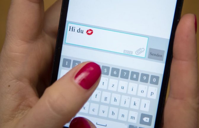 Für Kinder und Jugendliche ist das Smartphone ein ständiger Begleiter. Wie können sie vor den daraus entstehenden Gefahren geschützt werden? Darum geht es in einem Expertengespräch. (Symbolfoto)<span class='image-autor'>dpa</span>