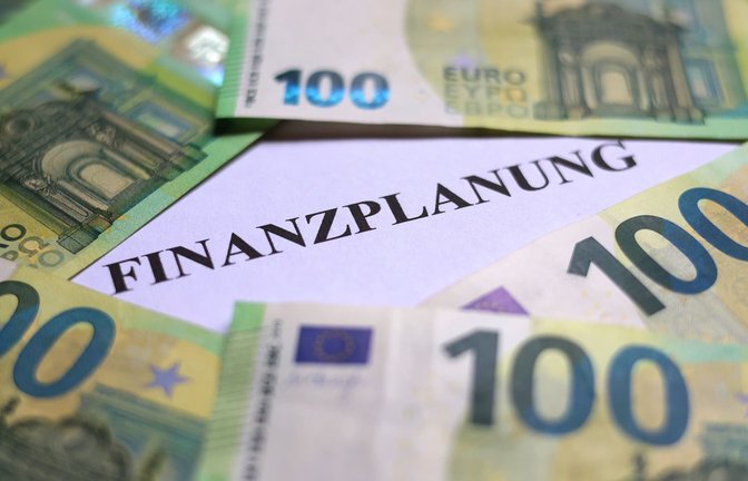 100-Euro-Banknoten liegen um das Wort «Finanzplanung». (zu dpa: «Kommunen erhöhen vor Finanzverhandlungen Druck auf das Land»)<span class='image-autor'>Karl-Josef Hildenbrand/dpa</span>