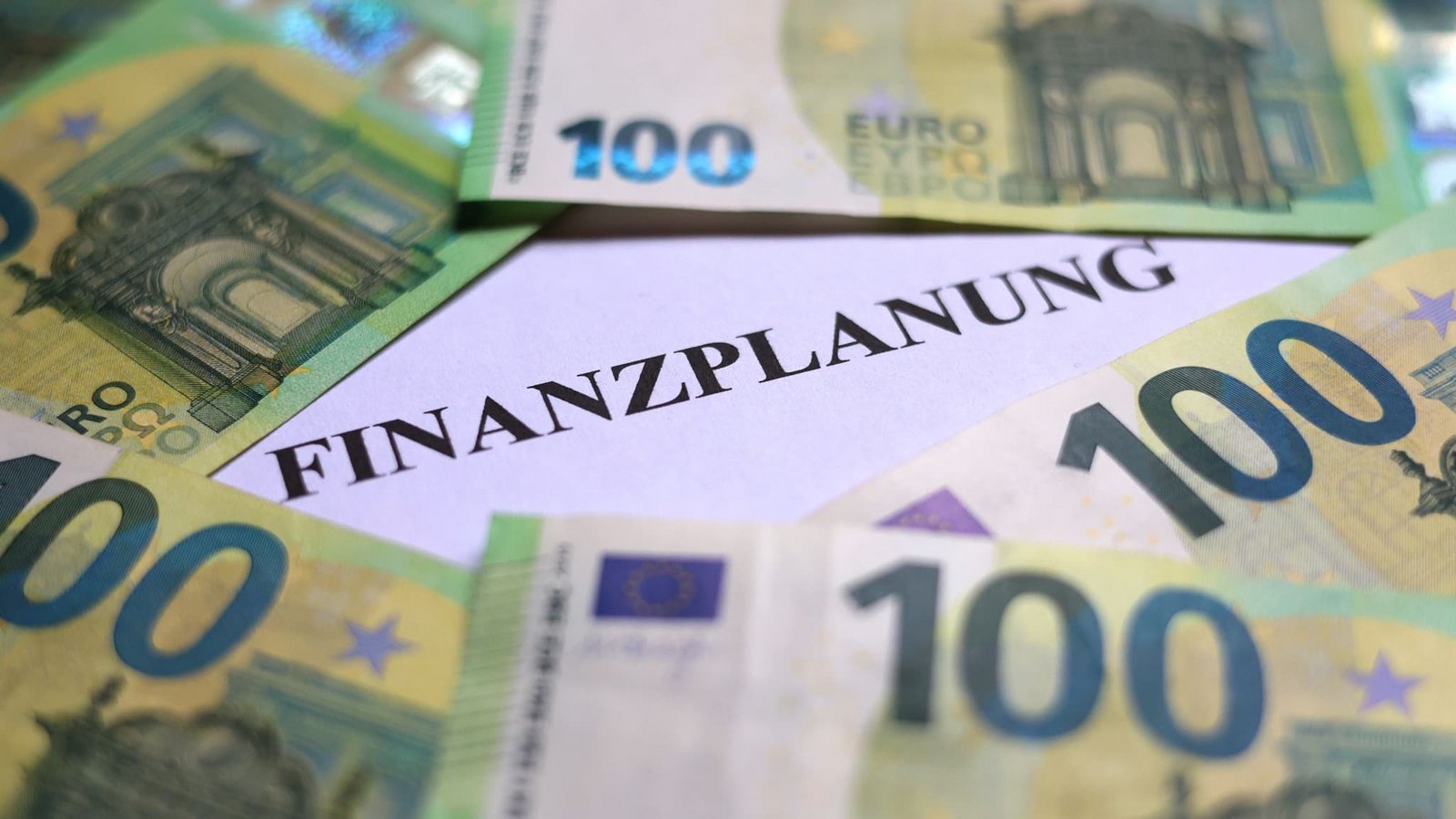 100-Euro-Banknoten liegen um das Wort «Finanzplanung». (zu dpa: «Kommunen erhöhen vor Finanzverhandlungen Druck auf das Land»)Karl-Josef Hildenbrand/dpa
