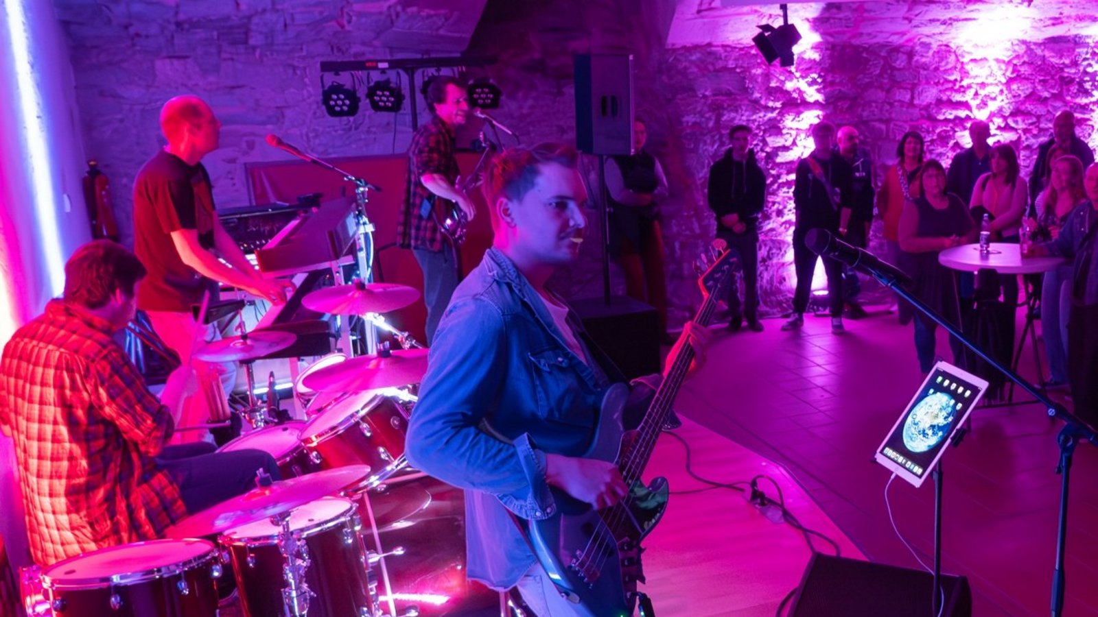Vergangenes Jahr rockte die Band „In the wrong Century“ bei der Vaihinger Musiknacht den Keller der Stadtbücherei. Archivfoto: Friedrich Vergangenes Jahr rockte die Band „In the wrong Century“ bei der Vaihinger Musiknacht den Keller der Stadtbücherei. Archivfoto: Friedrich