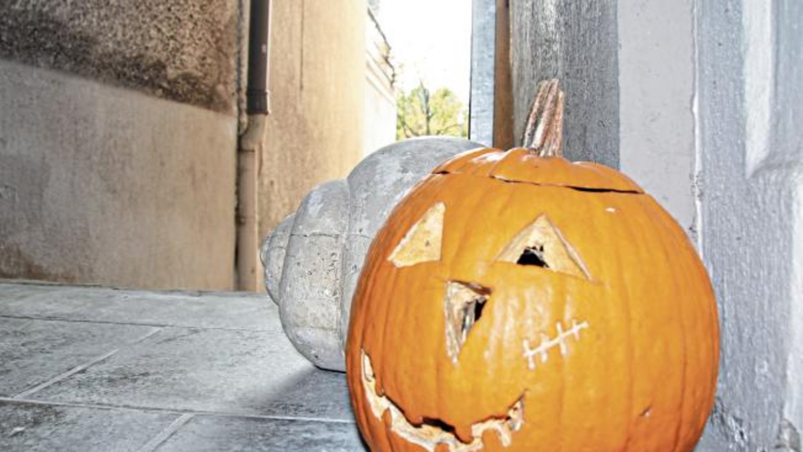 Diese Kürbisfratze in der Vaihinger Innenstadt gibt schon mal einen kleinen Vorgeschmack auf Halloween. Foto: Banholzer Diese Kürbisfratze in der Vaihinger Innenstadt gibt schon mal einen kleinen Vorgeschmack auf Halloween. Foto: Banholzer