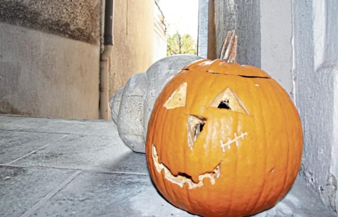 Diese Kürbisfratze in der Vaihinger Innenstadt gibt schon mal einen kleinen Vorgeschmack auf Halloween.  Foto: Banholzer