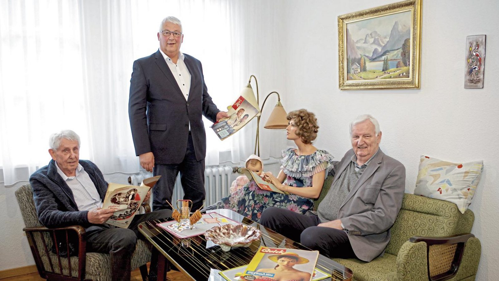 Gruppenbild mit Plastikdame: Horst Gayer (von links), Bürgermeister Peter Schäfer und Erwin Gayer schwelgen im Zeitgefühl der 50er-Jahre.  Fotos: Romanowski