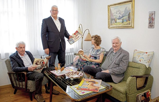 Gruppenbild mit Plastikdame: Horst Gayer (von links), Bürgermeister Peter Schäfer und Erwin Gayer schwelgen im Zeitgefühl der 50er-Jahre.  Fotos: Romanowski