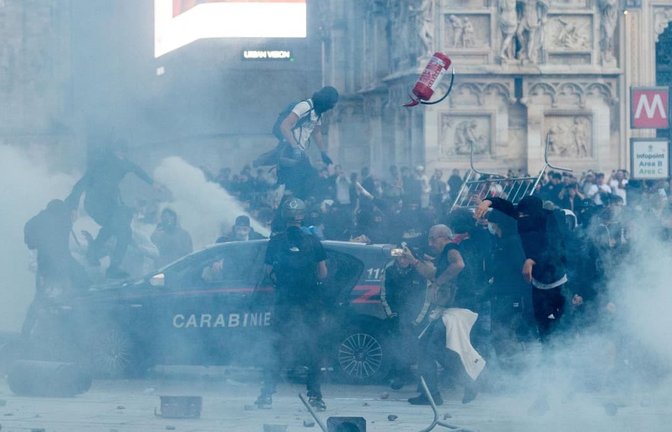 Proteste in Italien: Demonstranten versammeln sich in Mailand. Es kommt zu schweren Ausschreitungen.<span class='image-autor'>Stefano Porta/dpa</span>