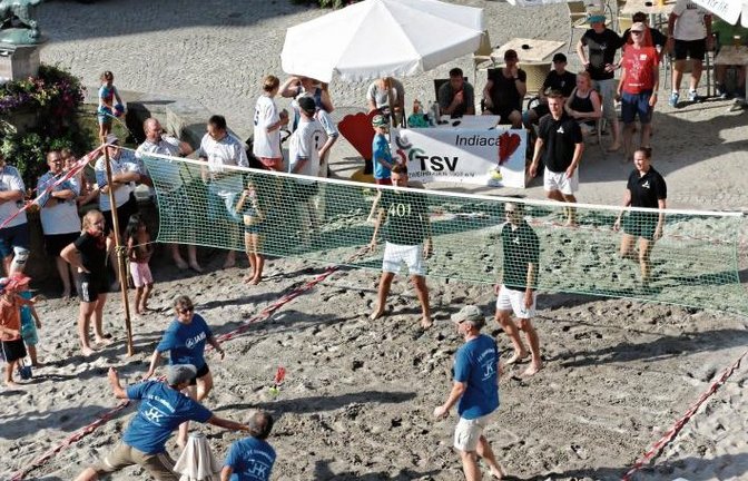 Am bisher heißesten Tag des Jahres gab es gestern am frühen Abend das vierte Vaihinger Beach-Indiaca-Turnier. Acht Mannschaften aus Vaihingen und den Stadtteilen kämpften im Sandkasten auf dem Marktplatz um den Titel. Foto: Bögel