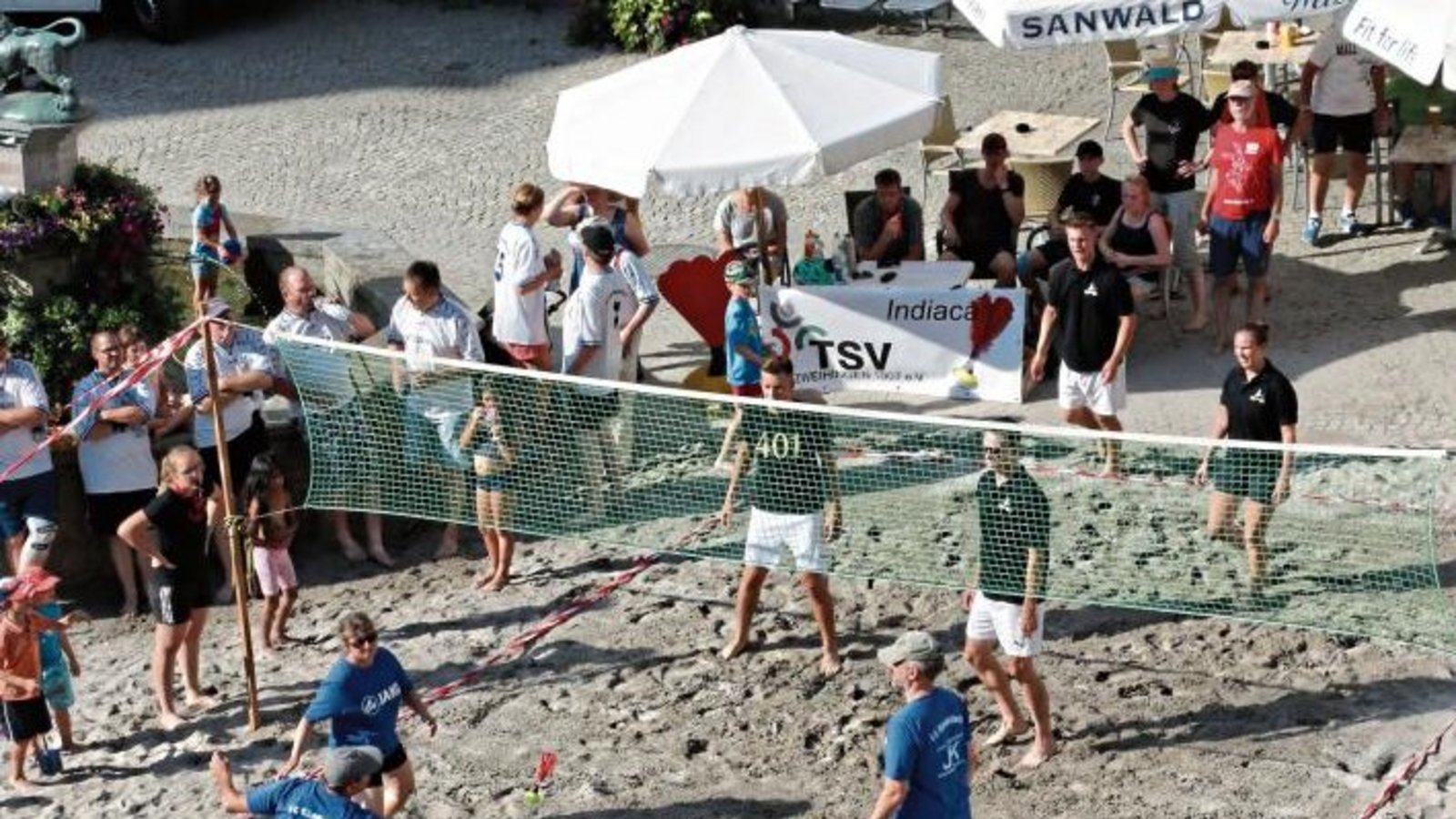 Am bisher heißesten Tag des Jahres gab es gestern am frühen Abend das vierte Vaihinger Beach-Indiaca-Turnier. Acht Mannschaften aus Vaihingen und den Stadtteilen kämpften im Sandkasten auf dem Marktplatz um den Titel. Foto: Bögel Am bisher heißesten Tag des Jahres gab es gestern am frühen Abend das vierte Vaihinger Beach-Indiaca-Turnier. Acht Mannschaften aus Vaihingen und den Stadtteilen kämpften im Sandkasten auf dem Marktplatz um den Titel. Foto: Bögel
