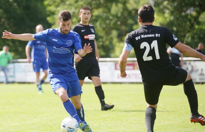 Auch wenn Tim Scheuermann (links) um den Klassenerhalt kämpft, trat der SV Illingen gestern mit dem 1:1 gegen Kaman Bönnigheim auf der Stelle. <span class='image-autor'>Foto: Baumann</span>