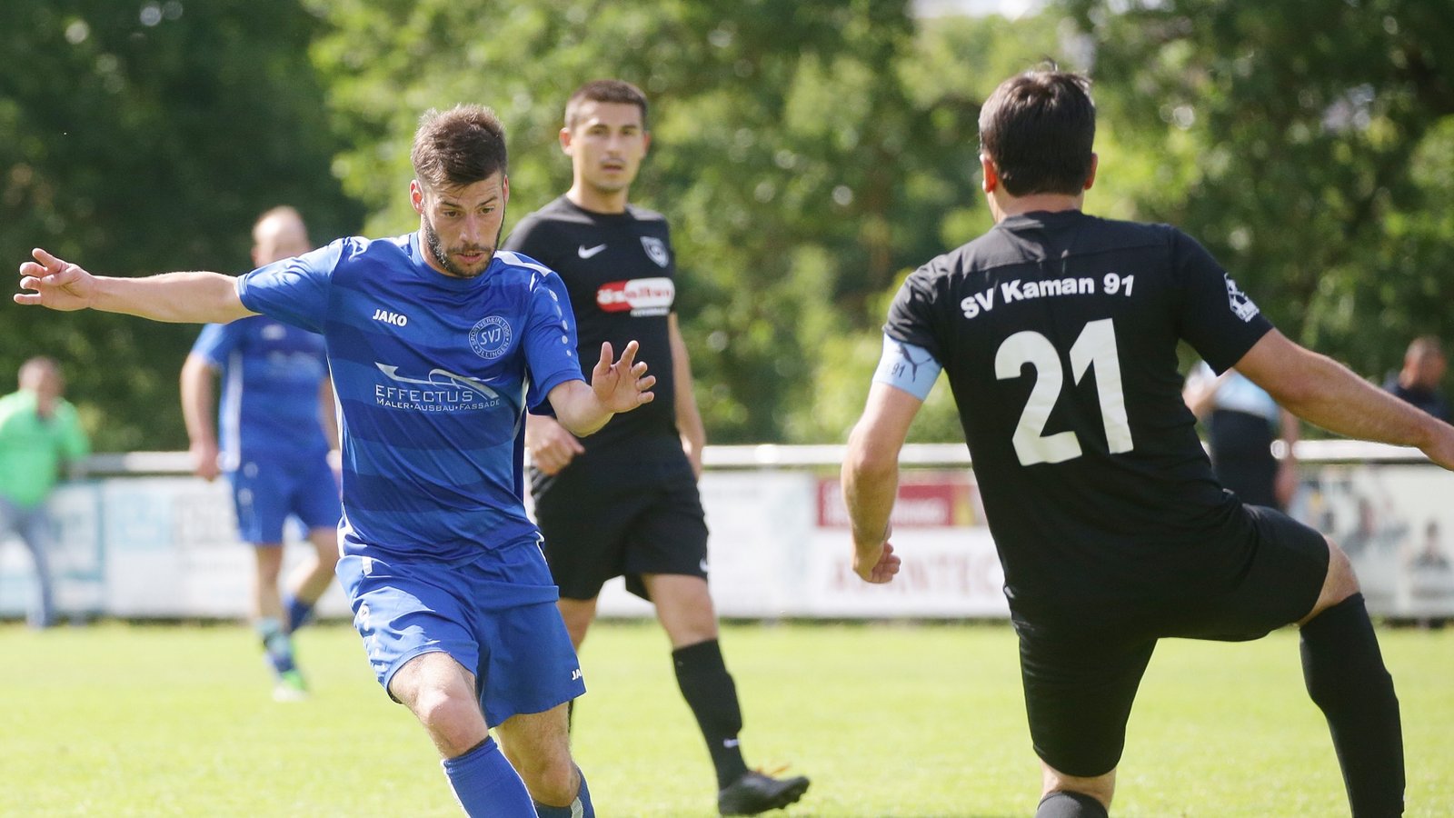 Auch wenn Tim Scheuermann (links) um den Klassenerhalt kämpft, trat der SV Illingen gestern mit dem 1:1 gegen Kaman Bönnigheim auf der Stelle. Foto: Baumann