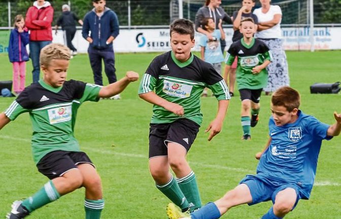 Noel Klaric vom späteren Turniersieger VfB Vaihingen (rechts) klärt gegen die Kleinglattbacher Felix Schneider und Luca Beer. Foto: Simecek