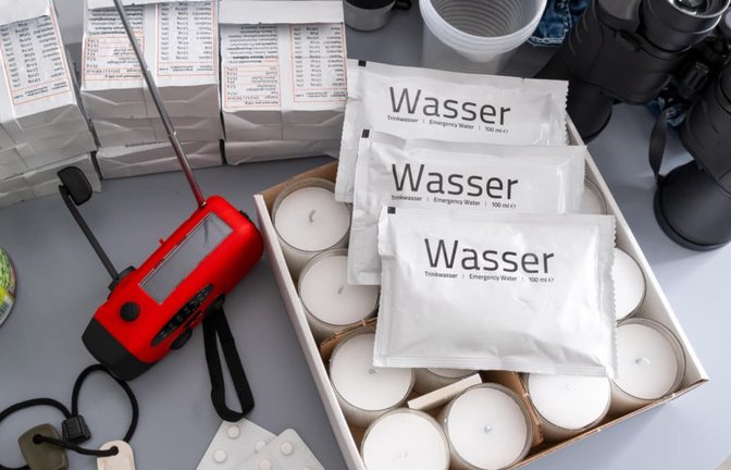 Vorräte, Teelichter, Bargeld und vieles mehr: So könnte persönliche Krisenvorsorge aussehen.<span class='image-autor'>Bihlmayer, Michael /actionpress</span>