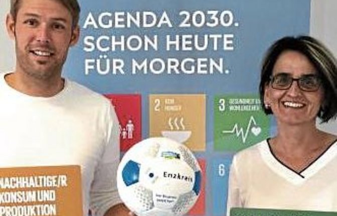 Setzen auf Fairplay im Enzkreis: Der Koordinator kommunaler Entwicklungspolitik Dr. Jannis Hoek und Edith Marqués Berger, Leiterin der Stabsstelle Klimaschutz und Kreisentwicklung im Landratsamt.  Foto: LE