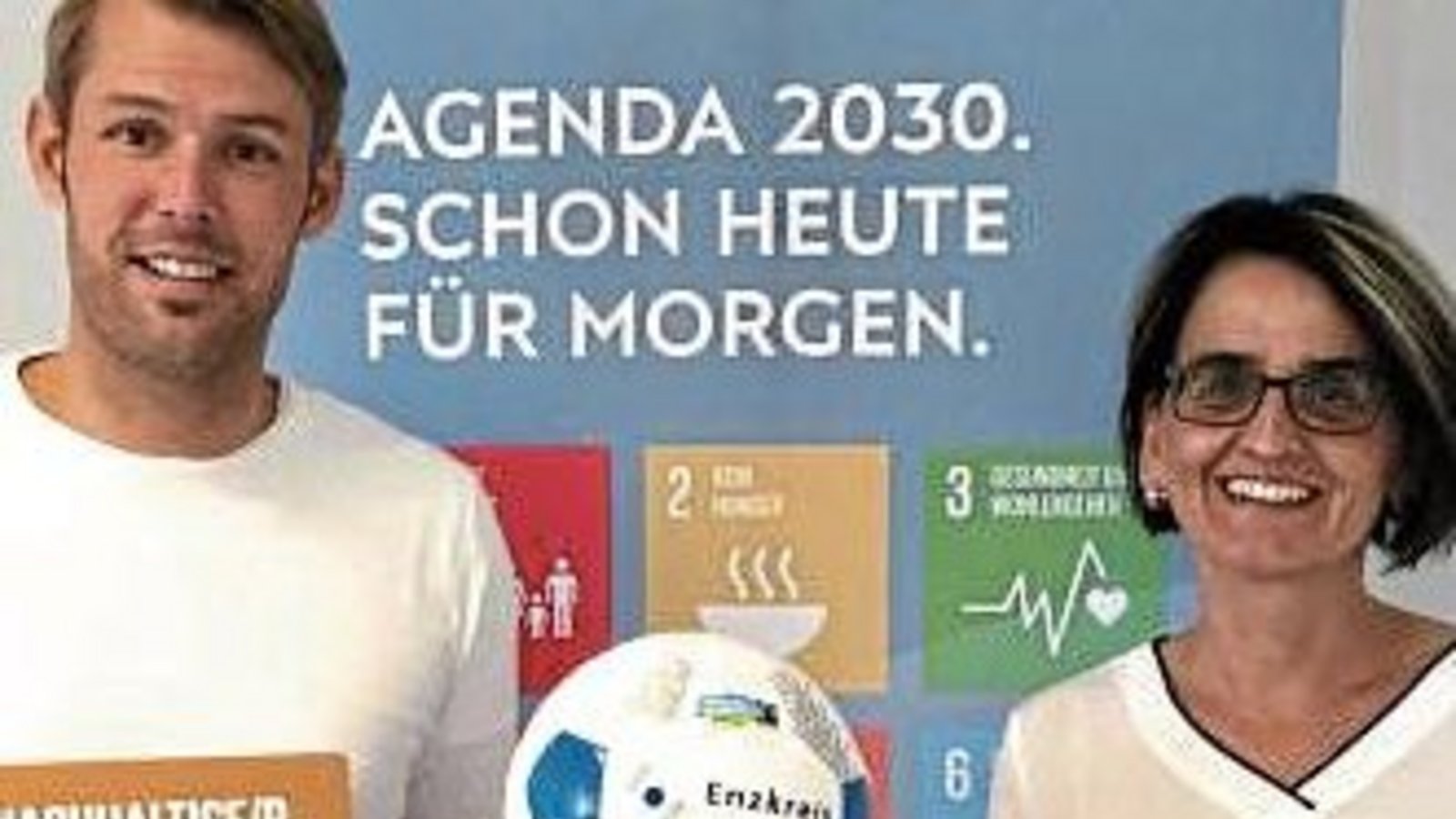 Setzen auf Fairplay im Enzkreis: Der Koordinator kommunaler Entwicklungspolitik Dr. Jannis Hoek und Edith Marqués Berger, Leiterin der Stabsstelle Klimaschutz und Kreisentwicklung im Landratsamt.  Foto: LE