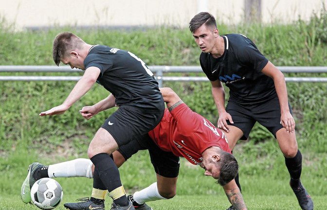 Angriffslustig in allen Lagen: Claudio Scacchetti (Mitte) gibt nicht so leicht auf, wenn er für Riet um den Ball kämpft. Heute dürfte er fehlen. Foto: Küppers