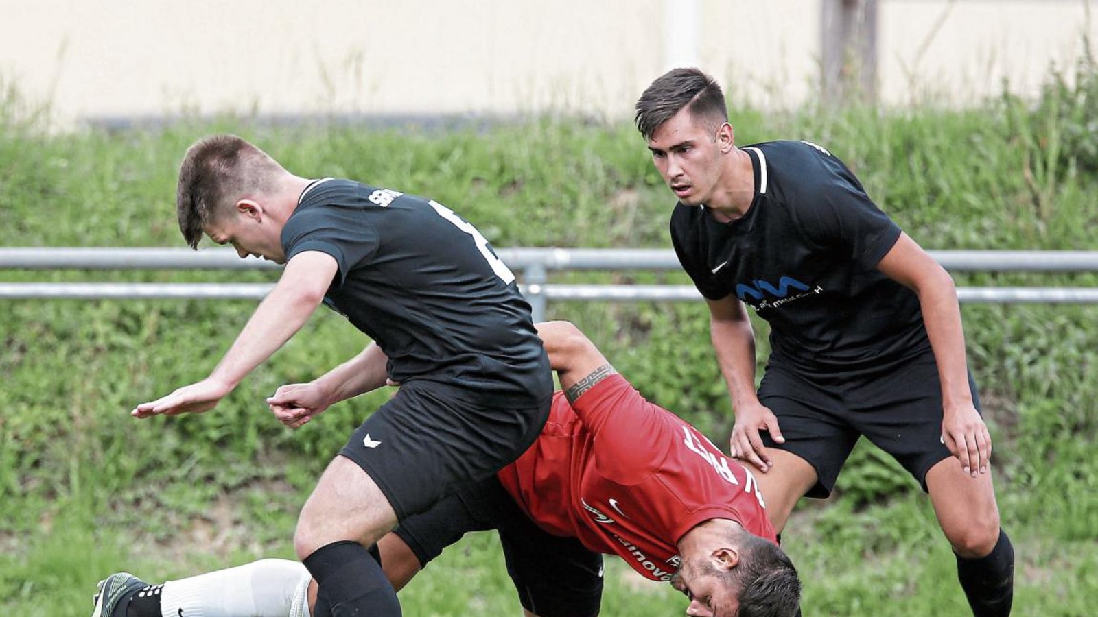 Angriffslustig in allen Lagen: Claudio Scacchetti (Mitte) gibt nicht so leicht auf, wenn er für Riet um den Ball kämpft. Heute dürfte er fehlen. Foto: Küppers Angriffslustig in allen Lagen: Claudio Scacchetti (Mitte) gibt nicht so leicht auf, wenn er für Riet um den Ball kämpft. Heute dürfte er fehlen. Foto: Küppers