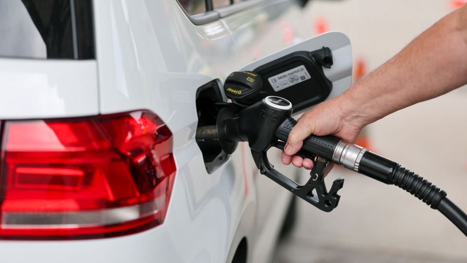 Diesel und Benzin sollen bald günstiger werden: Die Bundesregierung hat einen Tankrabatt und Spritpreisdeckel beschlossen und sich mit den Ländern auf die Finanzierung geeinigt.Jan Woitas/dpa