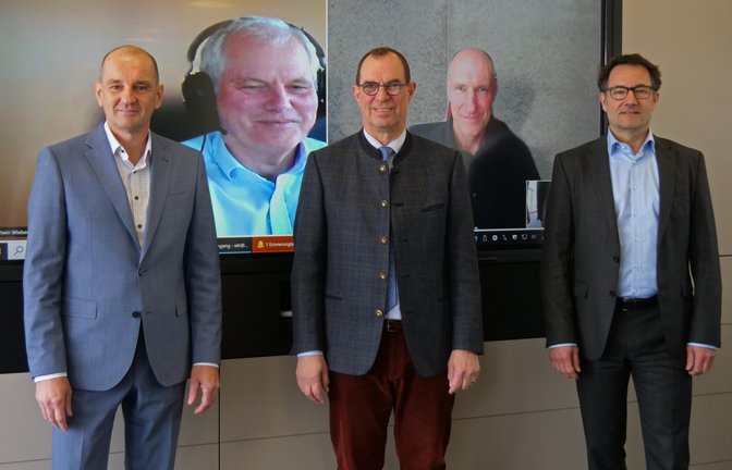 Sie klären in Sachen Windpark auf (von links): Roland Jans (Geschäftsführer Stadtwerke Mühlacker), Ortwien Wiebecke (Geschäftsführer Stadtwerke Tübingen), Oberbürgermeister Frank Schneider, Projektleiter Michael Krieger und Axel Detmer (Abteilungsleiter Energiewirtschaft bei den Stadtwerken Mühlacker).  <span class='image-autor'>Foto: Friedrich</span>