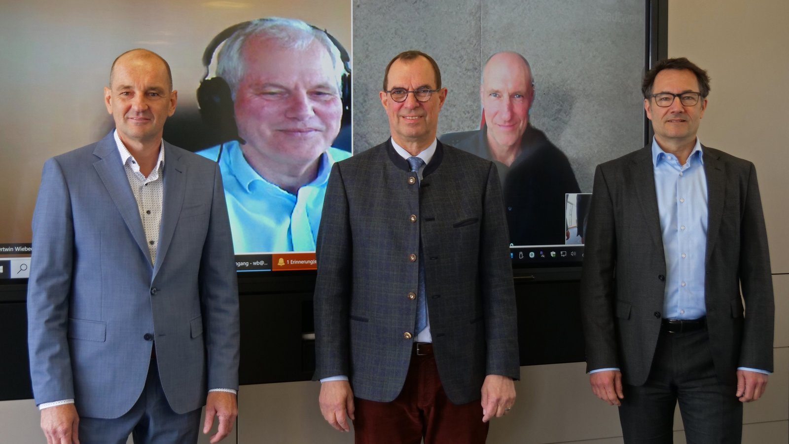 Sie klären in Sachen Windpark auf (von links): Roland Jans (Geschäftsführer Stadtwerke Mühlacker), Ortwien Wiebecke (Geschäftsführer Stadtwerke Tübingen), Oberbürgermeister Frank Schneider, Projektleiter Michael Krieger und Axel Detmer (Abteilungsleiter Energiewirtschaft bei den Stadtwerken Mühlacker). Foto: Friedrich Sie klären in Sachen Windpark auf (von links): Roland Jans (Geschäftsführer Stadtwerke Mühlacker), Ortwien Wiebecke (Geschäftsführer Stadtwerke Tübingen), Oberbürgermeister Frank Schneider, Projektleiter Michael Krieger und Axel Detmer (Abteilungsleiter Energiewirtschaft bei den Stadtwerken Mühlacker). Foto: Friedrich