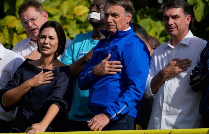 Brasiliens ehemaliger Präsident Jair Bolsonaro (M), seine Frau Michelle Bolsonaro (l) und sein Sohn Flavio Bolsonaro (r).<span class='image-autor'>Luis Nova/AP/dpa</span>