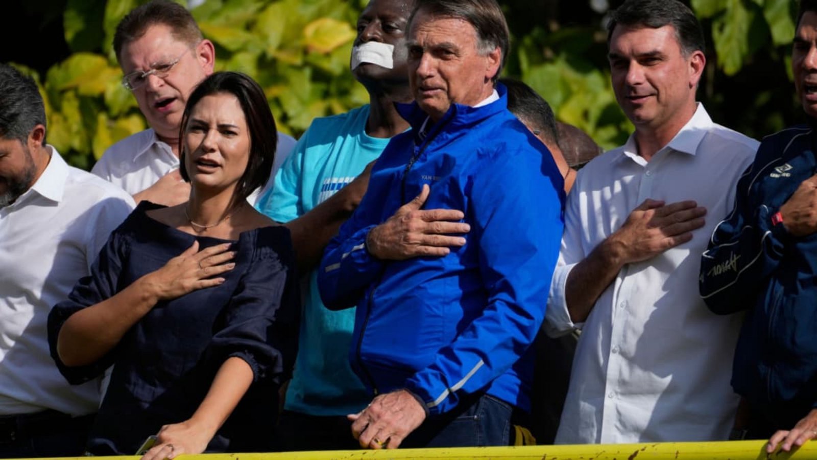 Brasiliens ehemaliger Präsident Jair Bolsonaro (M), seine Frau Michelle Bolsonaro (l) und sein Sohn Flavio Bolsonaro (r).Luis Nova/AP/dpa Brasiliens ehemaliger Präsident Jair Bolsonaro (M), seine Frau Michelle Bolsonaro (l) und sein Sohn Flavio Bolsonaro (r).Luis Nova/AP/dpa