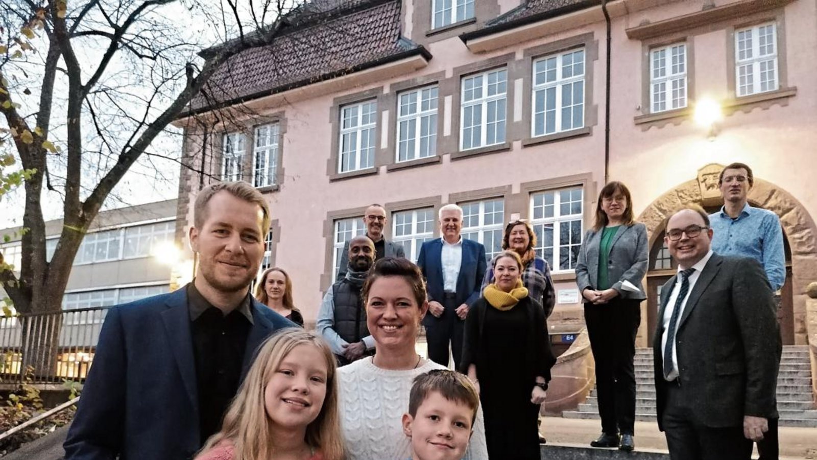 Jürgen Joos – hier im Vordergrund zusammen mit Ehefrau Manuela und den Kindern Emily und Bastian – wurde am Montagnachmittag wegen Corona lediglich in kleinem Rahmen zum neuen Schulleiter der Schlossbergschule ernannt.  Foto: Banholzer