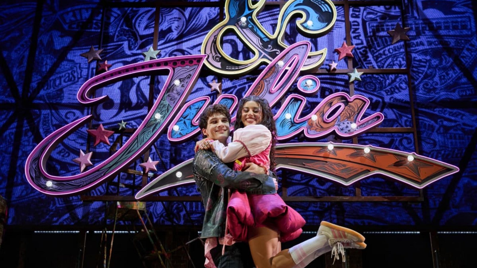 Jonathan Guth (l) als Romeo und Sebeya (Rita Sebeh) als Julia, stehen während eines Press-Calls des Musicals Julia im Stage Palladium Theaters im SI-Centrum auf der Bühne.Marijan Murat/dpa