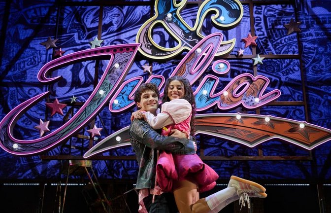 Jonathan Guth (l) als Romeo und Sebeya (Rita Sebeh) als Julia, stehen während eines Press-Calls des Musicals Julia im Stage Palladium Theaters im SI-Centrum auf der Bühne.<span class='image-autor'>Marijan Murat/dpa</span>