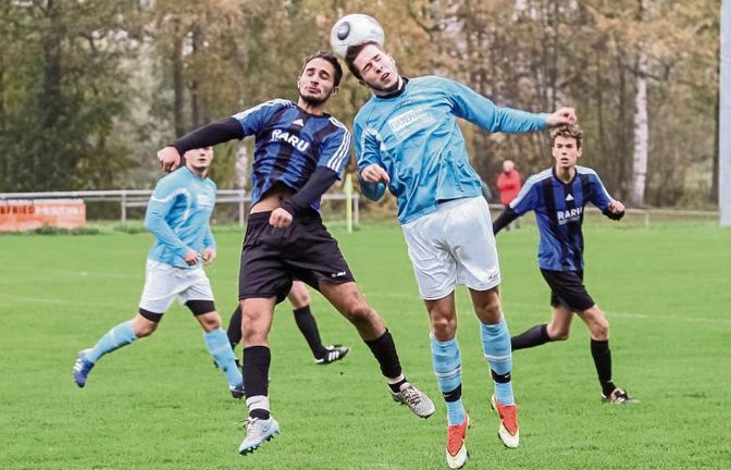 Körperlich beim Kopfballduell im Nachteil gegen Nussdorfs Thorsten Josenhans: Enzweihingens Mittelfeldspieler Tomas Karabas (links) Foto: Simecek
