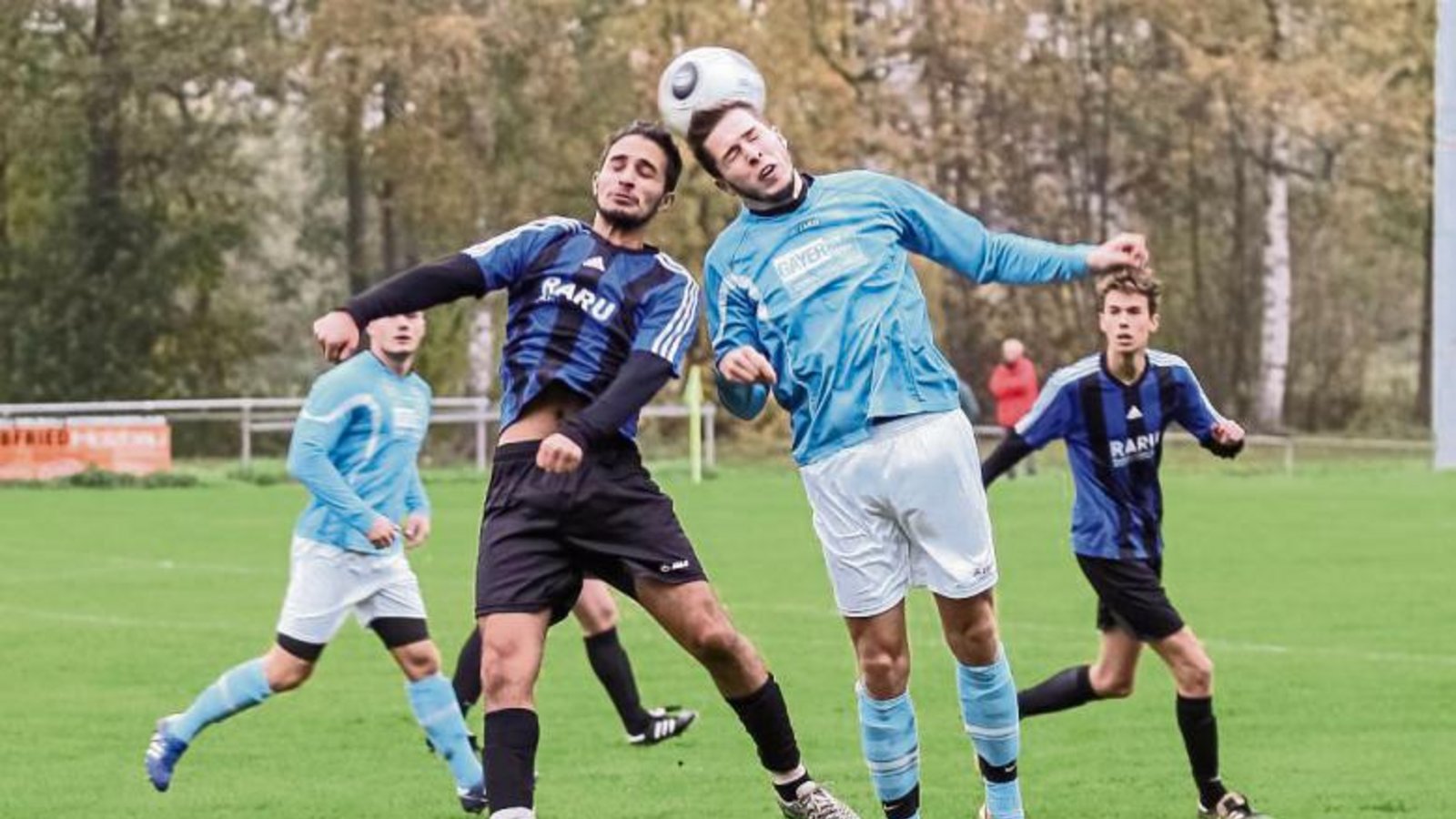 Körperlich beim Kopfballduell im Nachteil gegen Nussdorfs Thorsten Josenhans: Enzweihingens Mittelfeldspieler Tomas Karabas (links) Foto: Simecek