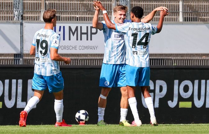 Die Stuttgarter Kickers jubeln über den 2:1-Siegtreffer von Sebastian Müller (Mitte).<span class='image-autor'>Baumann/Alexander Keppler</span>