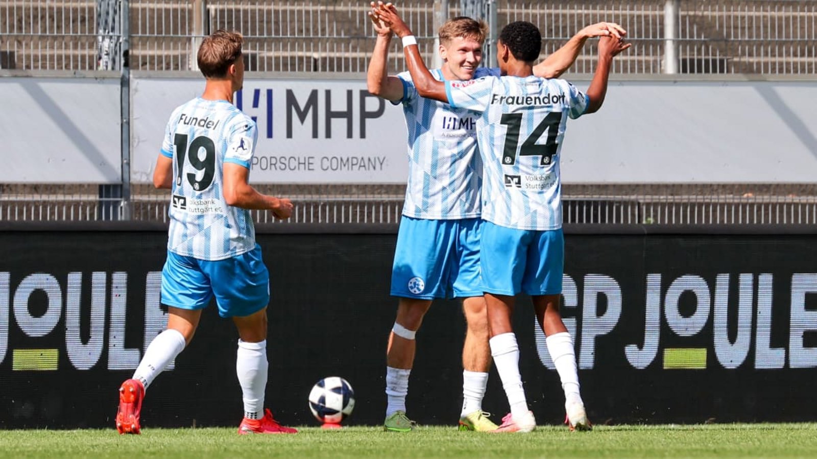 Die Stuttgarter Kickers jubeln über den 2:1-Siegtreffer von Sebastian Müller (Mitte).Baumann/Alexander Keppler