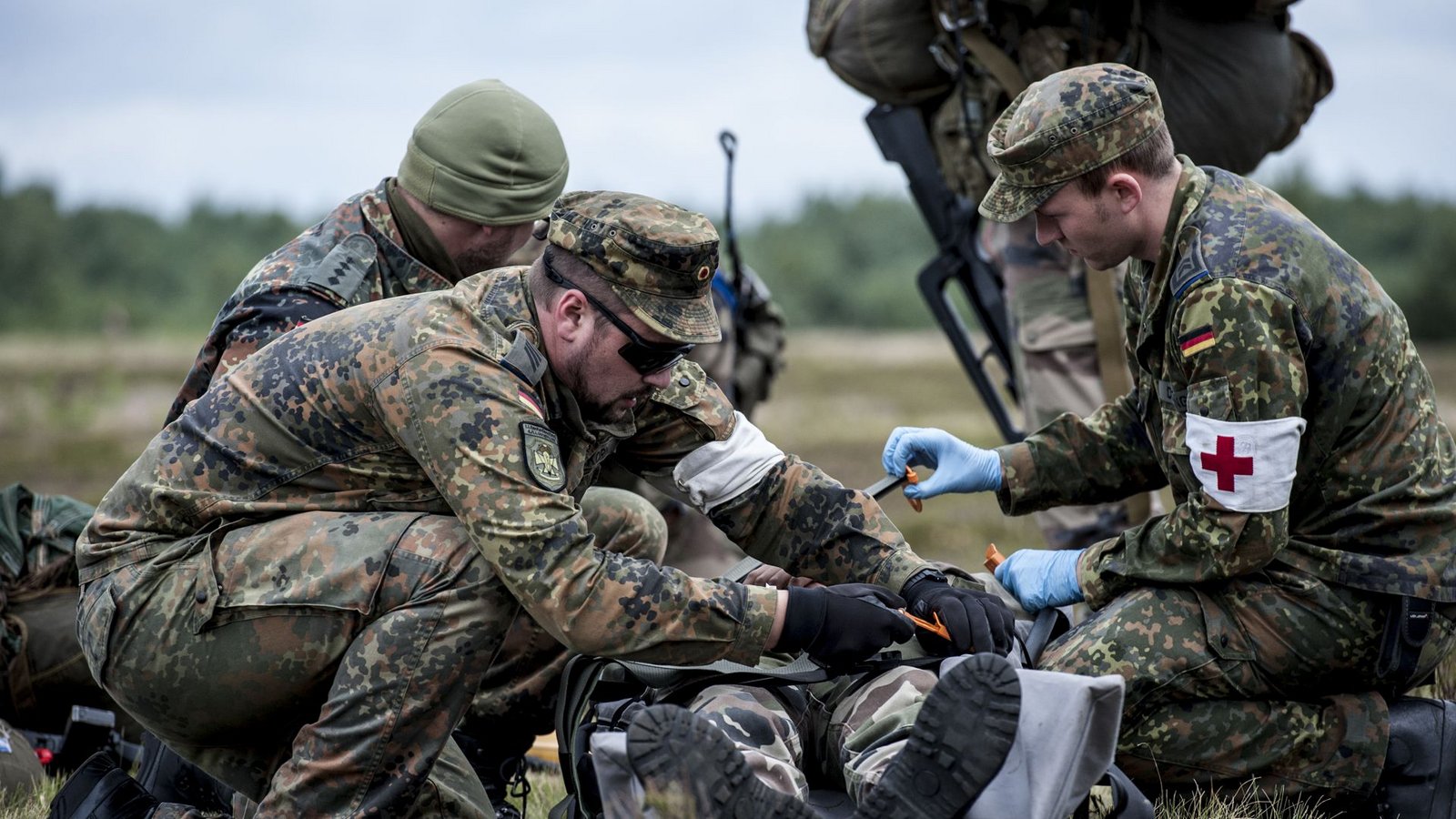Sanitäter der Bundeswehr versorgen während einer Übung einen Verletzten: Pflaster statt Panzer.Foto: dpa Sanitäter der Bundeswehr versorgen während einer Übung einen Verletzten: Pflaster statt Panzer.Foto: dpa