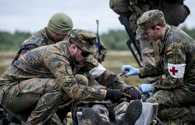 Sanitäter der Bundeswehr versorgen während einer Übung einen Verletzten: Pflaster statt Panzer.<span class='image-autor'>Foto: dpa</span>