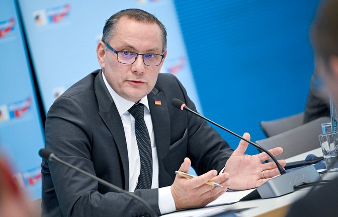 Tino Chrupalla, AfD-Bundesvorsitzender, äußert sich bei einer Pressekonferenz in Berlin zu einem Vorfall in Ingolstadt (Archivfoto).<span class='image-autor'>Foto: dpa/Britta Pedersen</span>