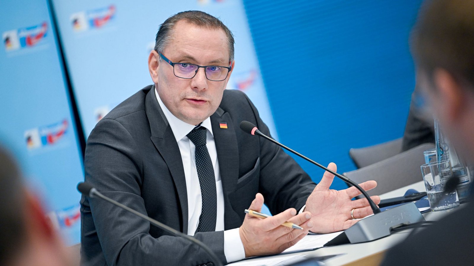 Tino Chrupalla, AfD-Bundesvorsitzender, äußert sich bei einer Pressekonferenz in Berlin zu einem Vorfall in Ingolstadt (Archivfoto).Foto: dpa/Britta Pedersen Tino Chrupalla, AfD-Bundesvorsitzender, äußert sich bei einer Pressekonferenz in Berlin zu einem Vorfall in Ingolstadt (Archivfoto).Foto: dpa/Britta Pedersen
