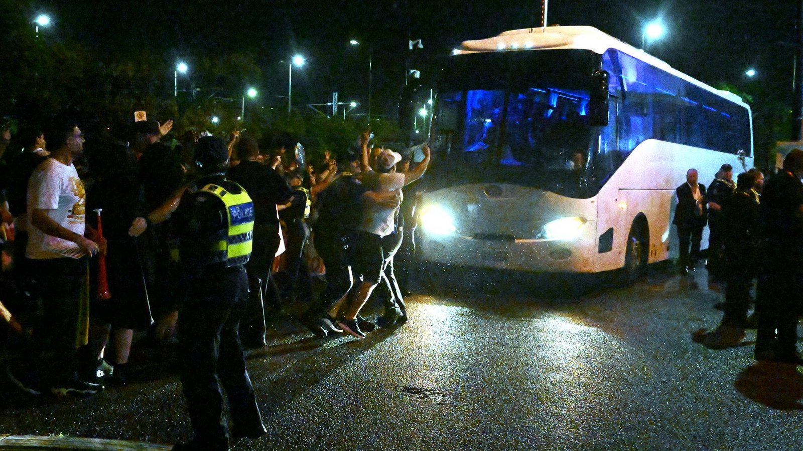 Die Abreise des iranischen Fußballteams vom Stadion war chaotisch.Foto: Dave Hunt/AAP/dpa Die Abreise des iranischen Fußballteams vom Stadion war chaotisch.Foto: Dave Hunt/AAP/dpa