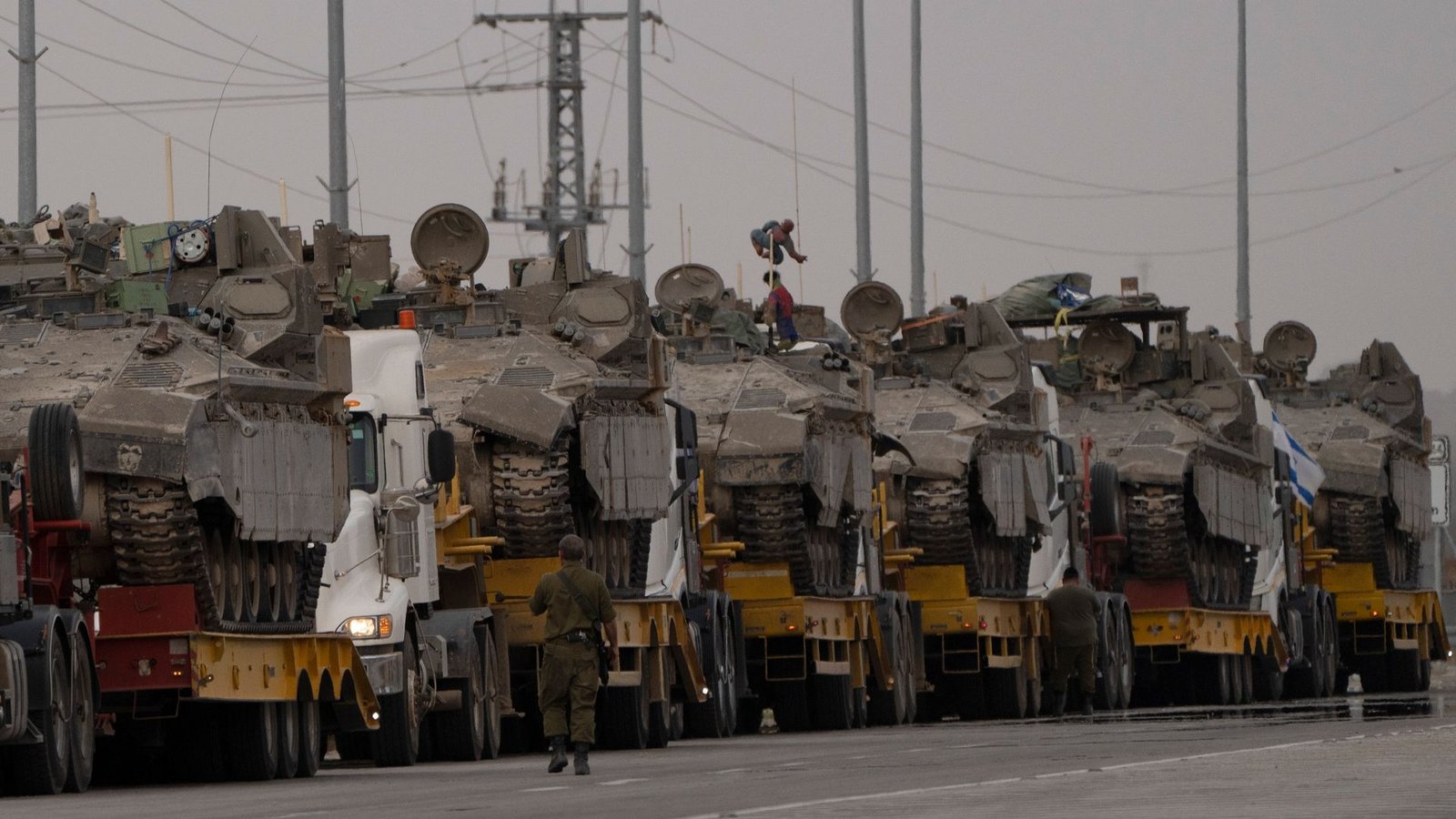 Israelische Panzer auf dem Weg zur Grenze: Israel hält eine Offensive in Rafah für unumgänglich, um die dort verbliebenen Bataillone der Hamas zu zerschlagen.Foto: Leo Correa/AP/dpa