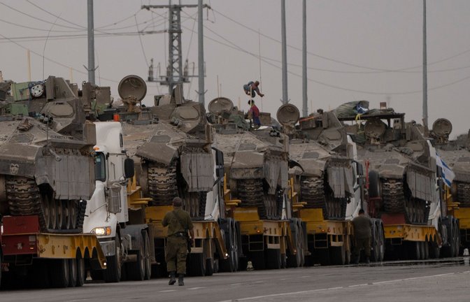 Israelische Panzer auf dem Weg zur Grenze: Israel hält eine Offensive in Rafah für unumgänglich, um die dort verbliebenen Bataillone der Hamas zu zerschlagen.<span class='image-autor'>Foto: Leo Correa/AP/dpa</span>