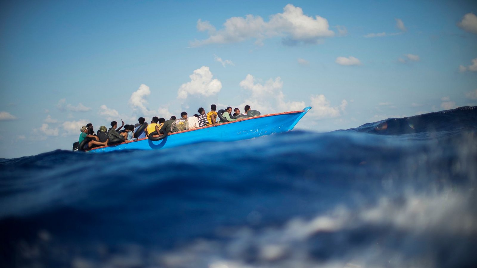 Viele Migranten versuchen die lebensgefährliche Überfahrt in oft seeuntauglichen Booten.Foto: Francisco Seco/AP/dpa/Archiv