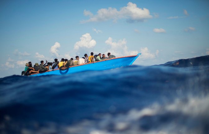 Viele Migranten versuchen die lebensgefährliche Überfahrt in oft seeuntauglichen Booten.<span class='image-autor'>Foto: Francisco Seco/AP/dpa/Archiv</span>
