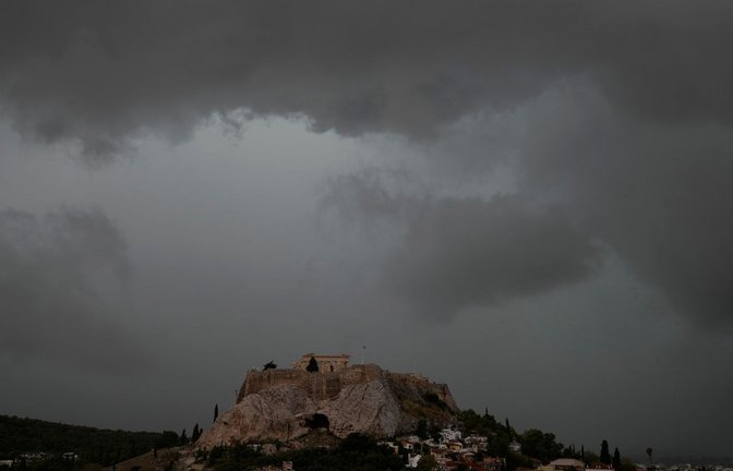 Die niedrigen Temperaturen überraschten zahlreiche Touristen, die eigentlich mit frühsommerlichem Wetter gerechnet hatten. (Archivfoto)<span class='image-autor'>Foto: Thanassis Stavrakis/AP/dpa</span>