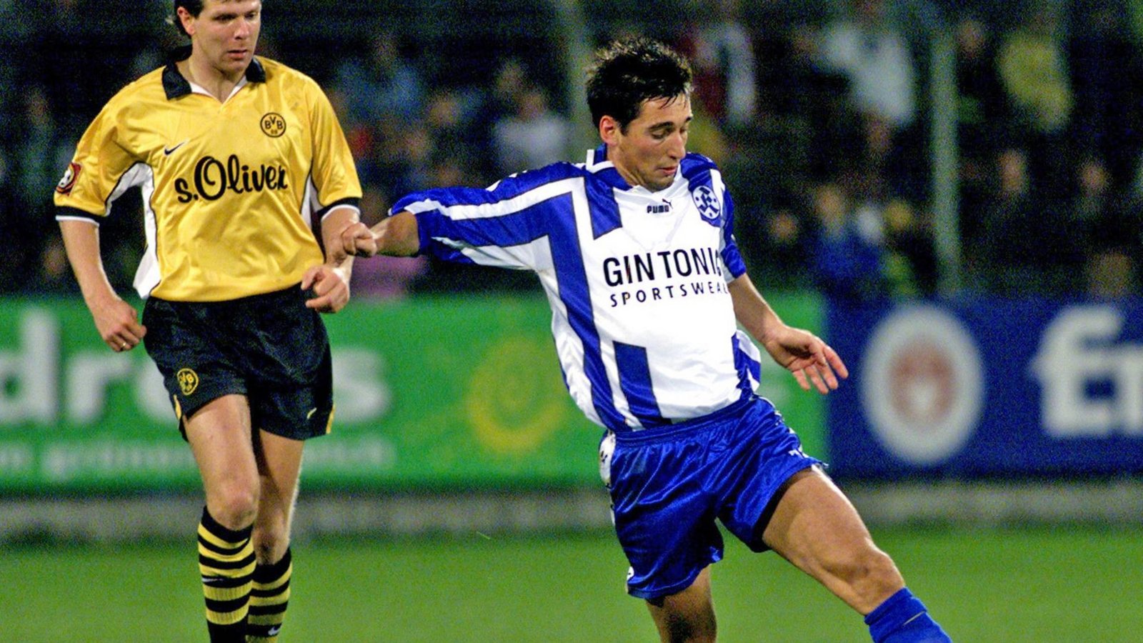 Carsten Keuler (re.) am Ball gegen BVB-Star Andy Möller. Überragender Kickers-Spieler beim 3:1-Sieg  der Blauen war der zweifache Torschütze Adnan Kevric. Für das dritte Tor der Kickers sorgte Christian Wörns per Eigentor. Auch der BVB-Treffer resultierte aus einem Eigentor – der Brasilianer Cassio traf ins eigene Netz.Foto: imago/Sportfoto Rudel/imago sportfotodienst