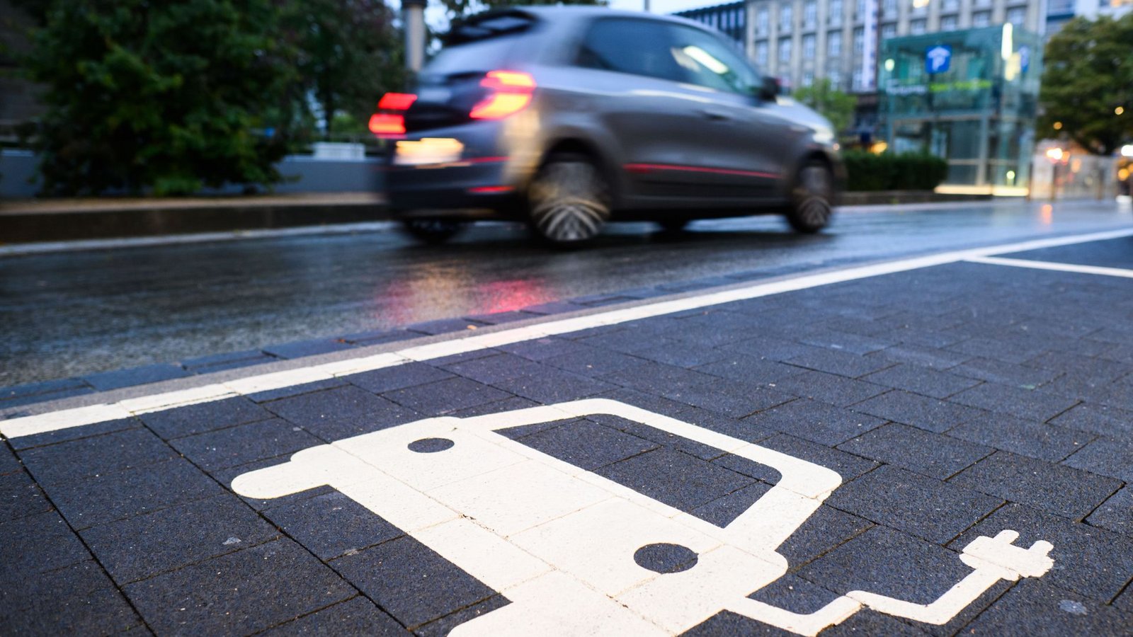 Die europäische Autoindustrie steckt in der Krise – auch weil einige Trends in Sachen Elektromobilität verschlafen wurden.Foto: picture alliance/dpa/Julian Stratenschulte Die europäische Autoindustrie steckt in der Krise – auch weil einige Trends in Sachen Elektromobilität verschlafen wurden.Foto: picture alliance/dpa/Julian Stratenschulte