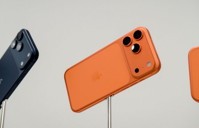 Die iPhone-17-Modellreihe half Apple im vergangenen Jahr, zum Smartphone-Spitzenreiter zu werden. (Archivbild)<span class='image-autor'>Foto: Andrej Sokolow/dpa/dpa-tmn</span>