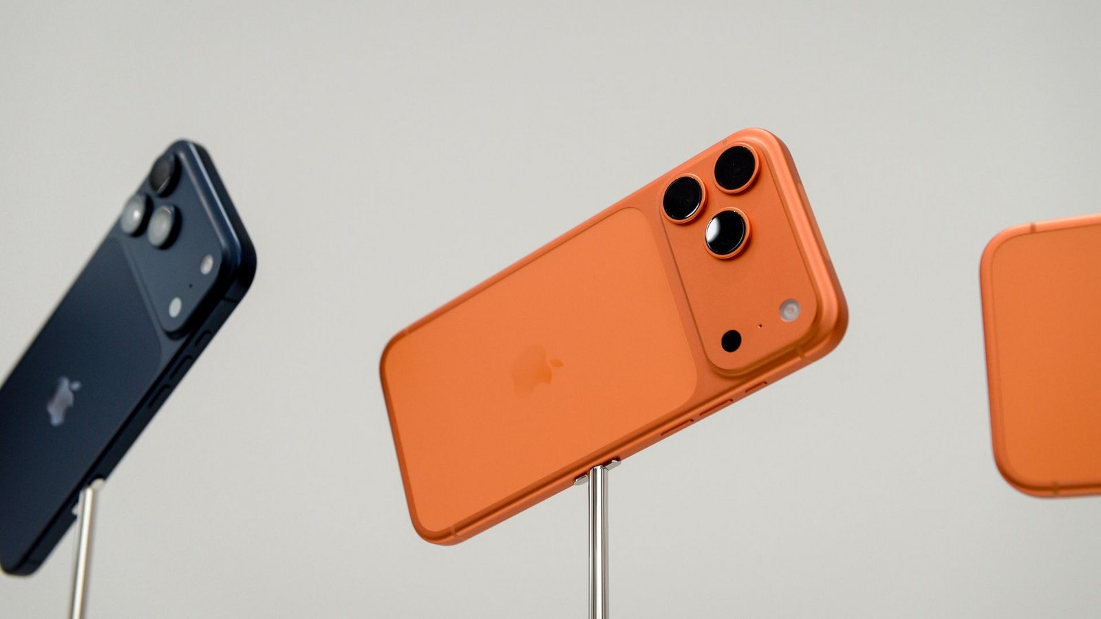 Die iPhone-17-Modellreihe half Apple im vergangenen Jahr, zum Smartphone-Spitzenreiter zu werden. (Archivbild)Foto: Andrej Sokolow/dpa/dpa-tmn