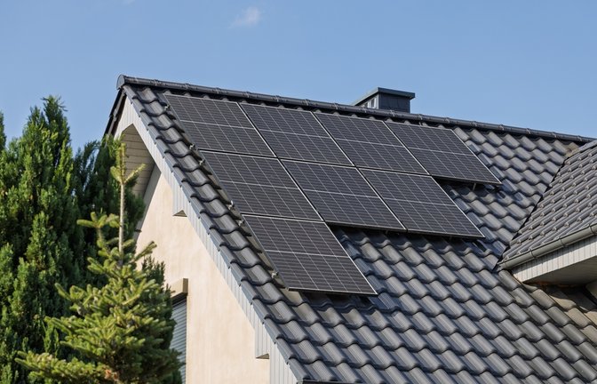 Die Einspeisevergütung für Solarstrom steht vor dem Aus. Erfahren Sie, was das für Betreiber von Photovoltaikanlagen bedeutet.<span class='image-autor'>Foto: MAXSHOT.PL / Shutterstock.com</span>