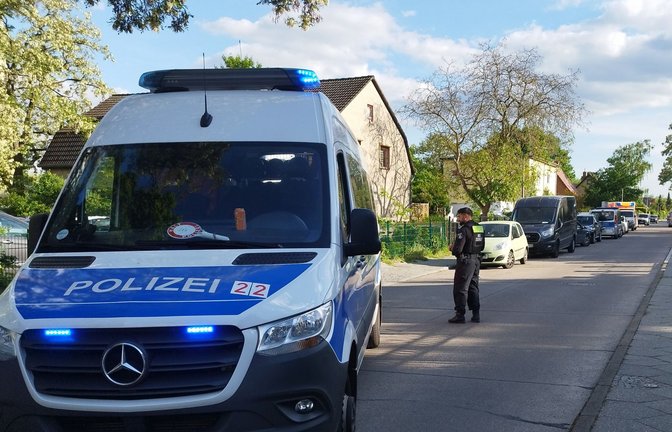 Polizisten sperren eine Straße im Berliner Bezirk Spandau für die Ermittlungsarbeiten.<span class='image-autor'>Foto: Christian Pörschmann/dpa</span>